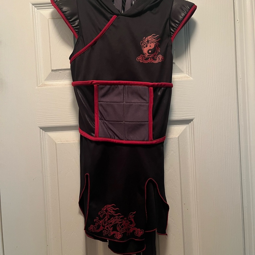 Black and Red Ninja 🥷🏾 Costume with Dynamic Design - Picture 1 of 2